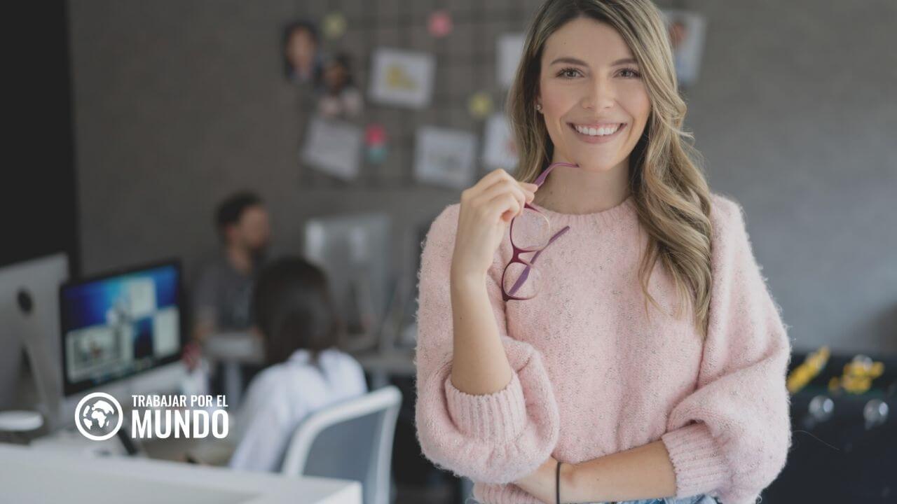 trabaja como profesor de español en Madrid