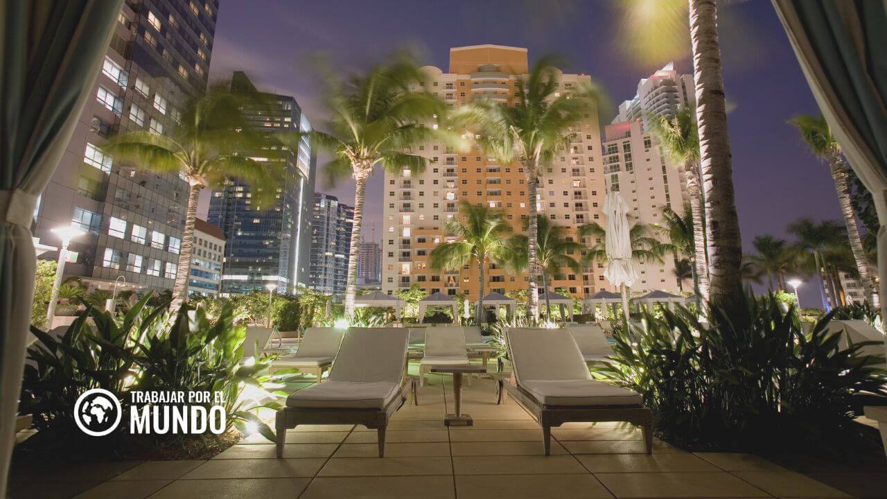 Four Seasons empleo hoteles