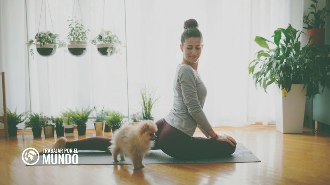 5 Beneficios de practicar yoga cuando trabajas desde casa
