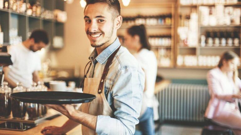 # Ejemplo de currículum para camarero (descargable) Un **currículum para camarero** debe demostrar tu experiencia atendiendo clientes, tu capacidad para trabajar en equipo y tu rapidez para adaptarte a distintos entornos. Este tipo de empleo es uno de los más demandados en sectores como la hostelería y el turismo, tanto en España como en el extranjero. Si presentas bien tu perfil, puedes acceder a oportunidades laborales con horarios flexibles e incluso propinas atractivas. En esta guía te mostramos qué incluir en un currículum para camarero, con un ejemplo completo, consejos para destacar y una plantilla editable que puedes descargar y adaptar fácilmente a tu perfil. ## ¿Qué debe incluir un currículum para camarero? Aunque no suele exigirse una formación específica, es importante mostrar que sabes desenvolverte con soltura en el trato con el público y que tienes experiencia real en entornos de restauración. Esto es lo que no puede faltar: - Datos de contacto actualizados - Un resumen profesional breve y claro - Experiencia laboral relevante (bares, restaurantes, cafeterías) - Idiomas (si los tienes, suman mucho) - Habilidades clave como atención al cliente, rapidez y memoria - Formación relacionada o cursos si los tienes (hostelería, manipulación de alimentos…) ## Modelo de currículum para camarero **Nombre:** Lucas Romero García **Ubicación:** Valencia, España **Correo:** lucas.romero@email.com **Teléfono:** +34 654 987 321 **LinkedIn:** linkedin.com/in/lucasromero ### Perfil profesional Camarero con más de 5 años de experiencia en restaurantes, bares y hoteles. Ágil, con buen manejo de bandeja, excelente atención al cliente y capacidad para trabajar bajo presión. Con conocimientos en toma de comandas, TPV y trato en inglés con clientes extranjeros. ### Experiencia laboral **Camarero – Restaurante El Mirador, Valencia** _Mayo 2021 – Actualidad_ - Atención a clientes en sala y terraza. - Uso de sistema TPV para pedidos y cobros. - Coordinación con cocina para servir platos a tiempo. - Gestión de reservas y asignación de mesas. **Camarero – Hotel Solmar, Benidorm** _Abril 2019 – Abril 2021_ - Servicio de desayunos buffet y cenas. - Atención a clientes internacionales (inglés y francés). - Preparación y recogida de mesas. - Apoyo en eventos y banquetes. ### Formación Curso de Manipulador de Alimentos – Escuela de Hostelería Online Curso básico de Atención al Cliente – Aula10 Formación ### Idiomas - Español: nativo - Inglés: nivel intermedio - Francés: nivel básico ### Habilidades - Atención al cliente - Trabajo en equipo - Rapidez y agilidad - Memoria y organización - Uso de TPV y comandas digitales - Resolución de conflictos - Proactividad en momentos de alto volumen ## Certificaciones recomendadas Aunque no son obligatorias, estos cursos pueden ayudarte a destacar frente a otros candidatos: - Curso de Manipulador de Alimentos - Curso de Protocolo y Servicio de Sala - Curso de Inglés para Hostelería - Formación en Prevención de Riesgos Laborales ## Descarga esta plantilla Puedes descargar este ejemplo de currículum para camarero en formato Word o Google Docs y editarlo fácilmente: - [Descargar plantilla en Word](#) - [Abrir en Google Docs](#) ## ¿Prefieres usar IA para crear tu currículum? También puedes generar tu currículum automáticamente con herramientas de inteligencia artificial. Consulta nuestra guía de [herramientas de IA para hacer tu CV](#) y crea uno adaptado en pocos minutos. ## Consejos finales para este perfil - Usa frases sencillas y claras. - Resalta si hablas idiomas (aunque sea a nivel básico). - Menciona los tipos de establecimientos donde has trabajado. - No olvides incluir cursos como el de Manipulador de Alimentos. Ejemplo de currículum para camarero