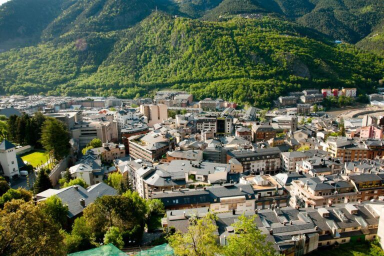 Andorra emite 500 permisos de trabajo para este verano y vuelan