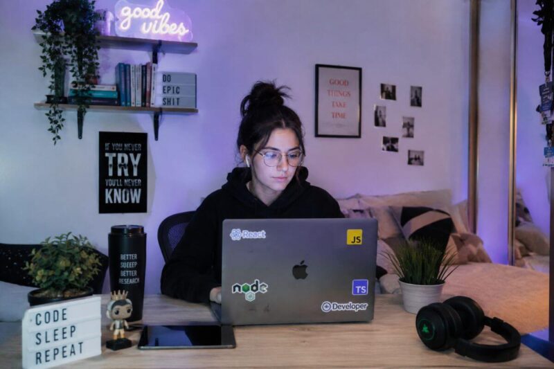 La empresa detrás de Claude ofrece cursos gratis para aprender inteligencia artificial desde casa