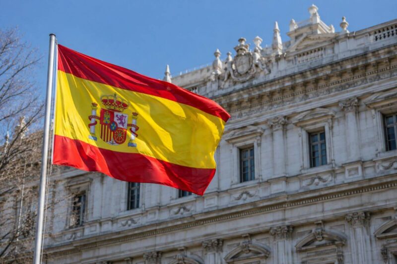 Cuánto necesitas ganar en dólares para vivir en España