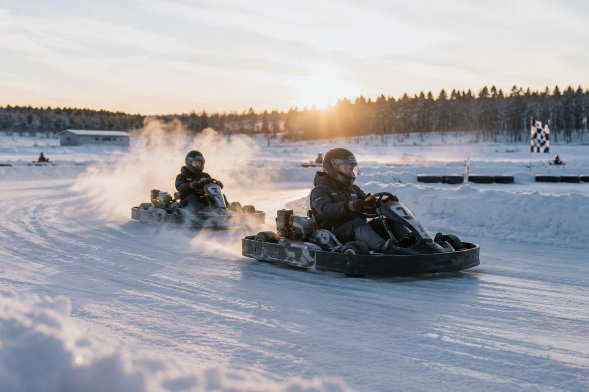 empleado para una pista de karting sobre hielo en Laponia