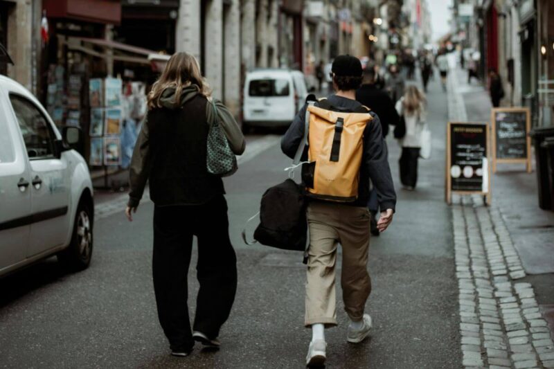 Profesional ofreciendo servicios a turistas a través de Airbnb