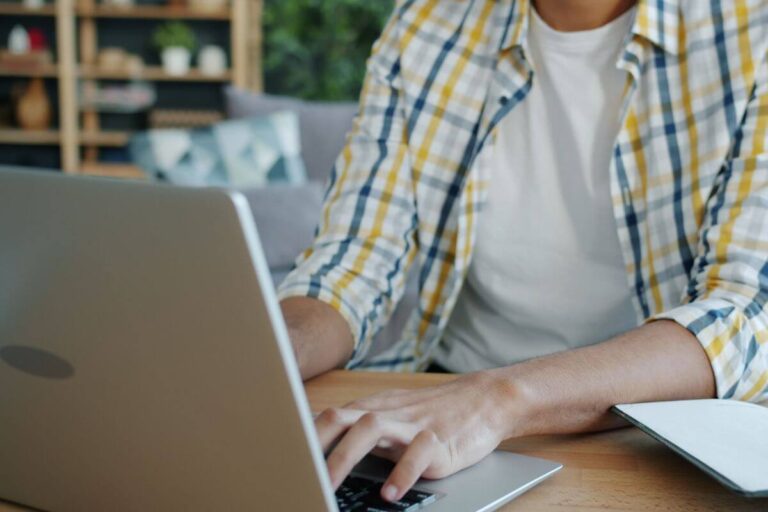 El nuevo trabajo online que está creando la IA: corregir sus errores