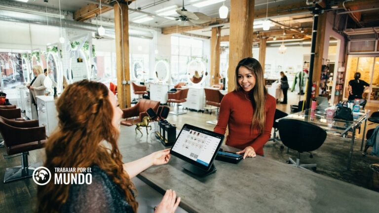 Emprendedora atendiendo a una clienta en su negocio, capitalizar el paro