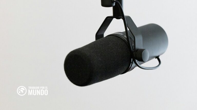 Micrófono negro de estudio sobre fondo blanco