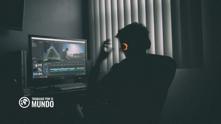 Persona con auriculares editando un vídeo en el ordenador